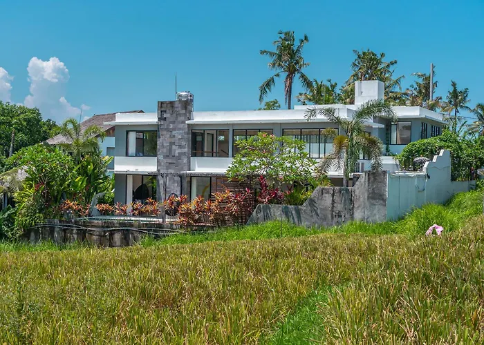 Villa Asri - Incredible Tropical 3br Close To Nyanyi Beach! Tanah Lot