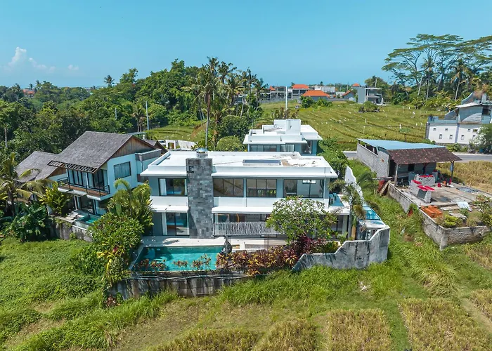 Villa Asri - Incredible Tropical 3br Close To Nyanyi Beach!
