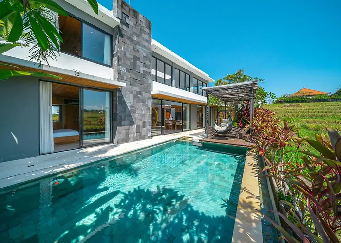 Villa Asri - Incredible Tropical 3br Close To Nyanyi Beach!