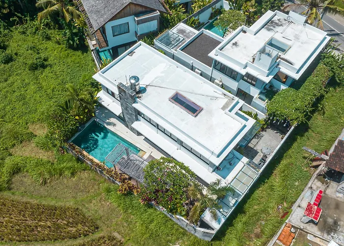 Villa Asri - Incredible Tropical 3br Close To Nyanyi Beach! *