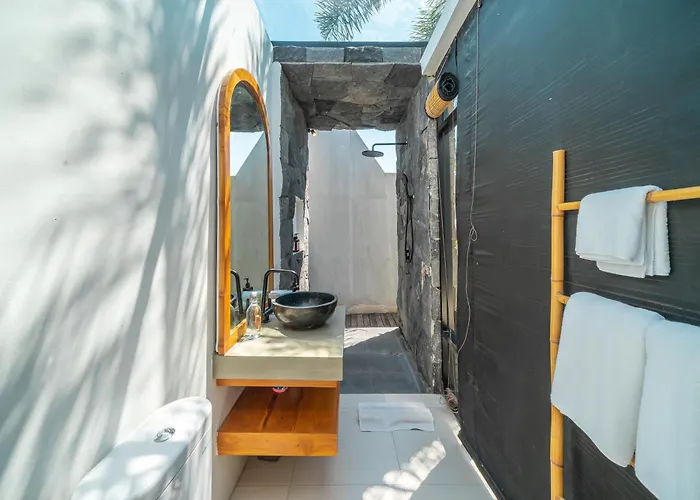 Villa Asri - Incredible Tropical 3br Close To Nyanyi Beach! Tanah Lot