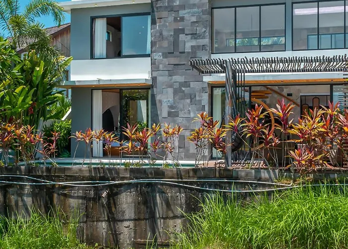 Villa Asri - Incredible Tropical 3br Close To Nyanyi Beach! *